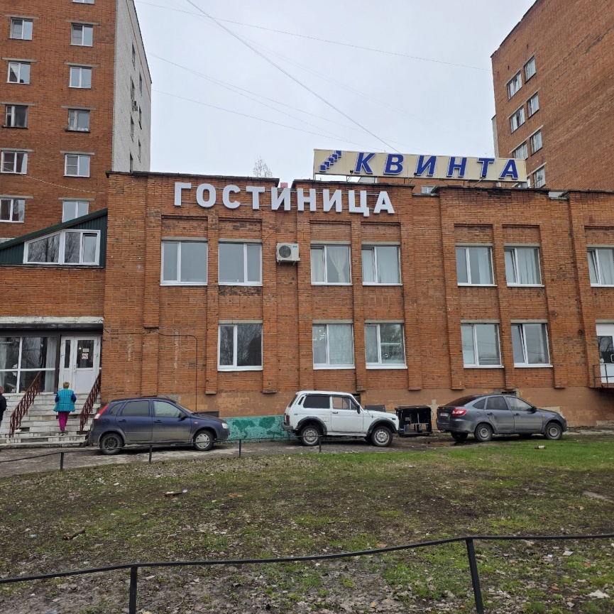 Туристы наслаждаются захватывающими видами снежных вершин, создающими атмосферу умиротворения и гармонии